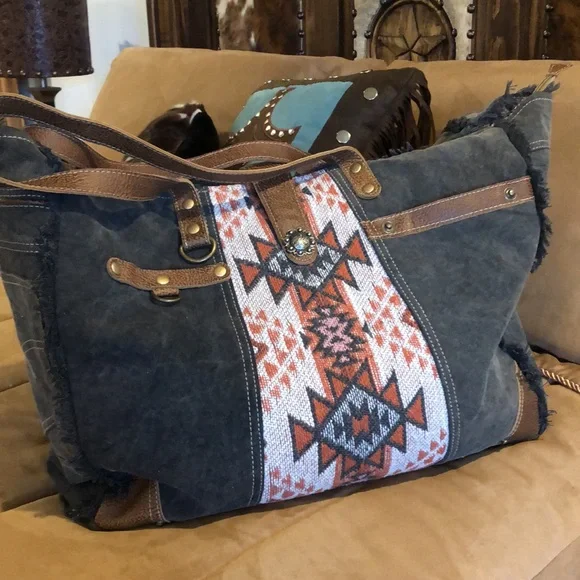 Myra weekend bag BRAND NEW W/O tags. Large or extra large weekend. - Picture 5 of 9